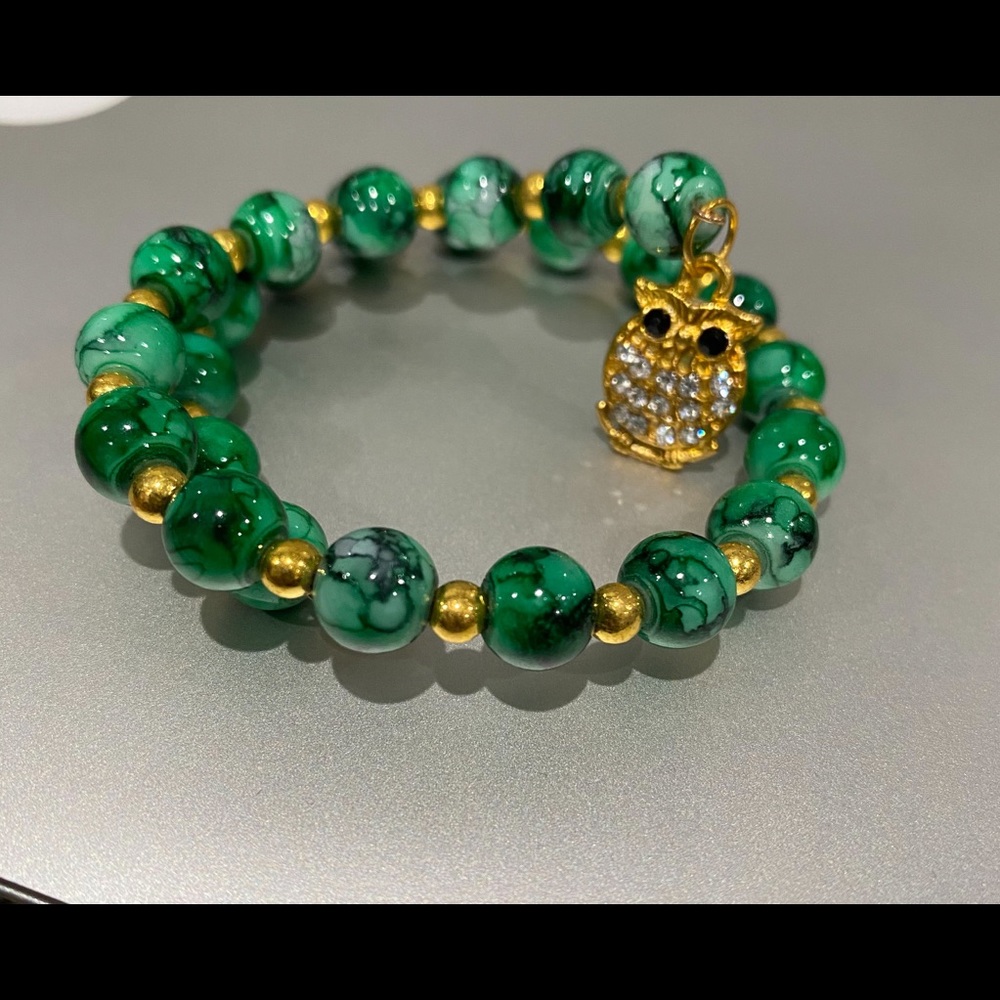 Stretchable faux-jade bracelet